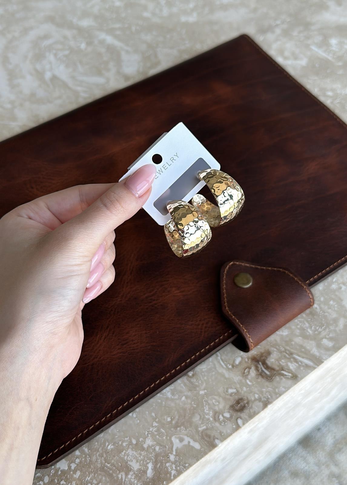 Dövmeli C Plakalı Küpe