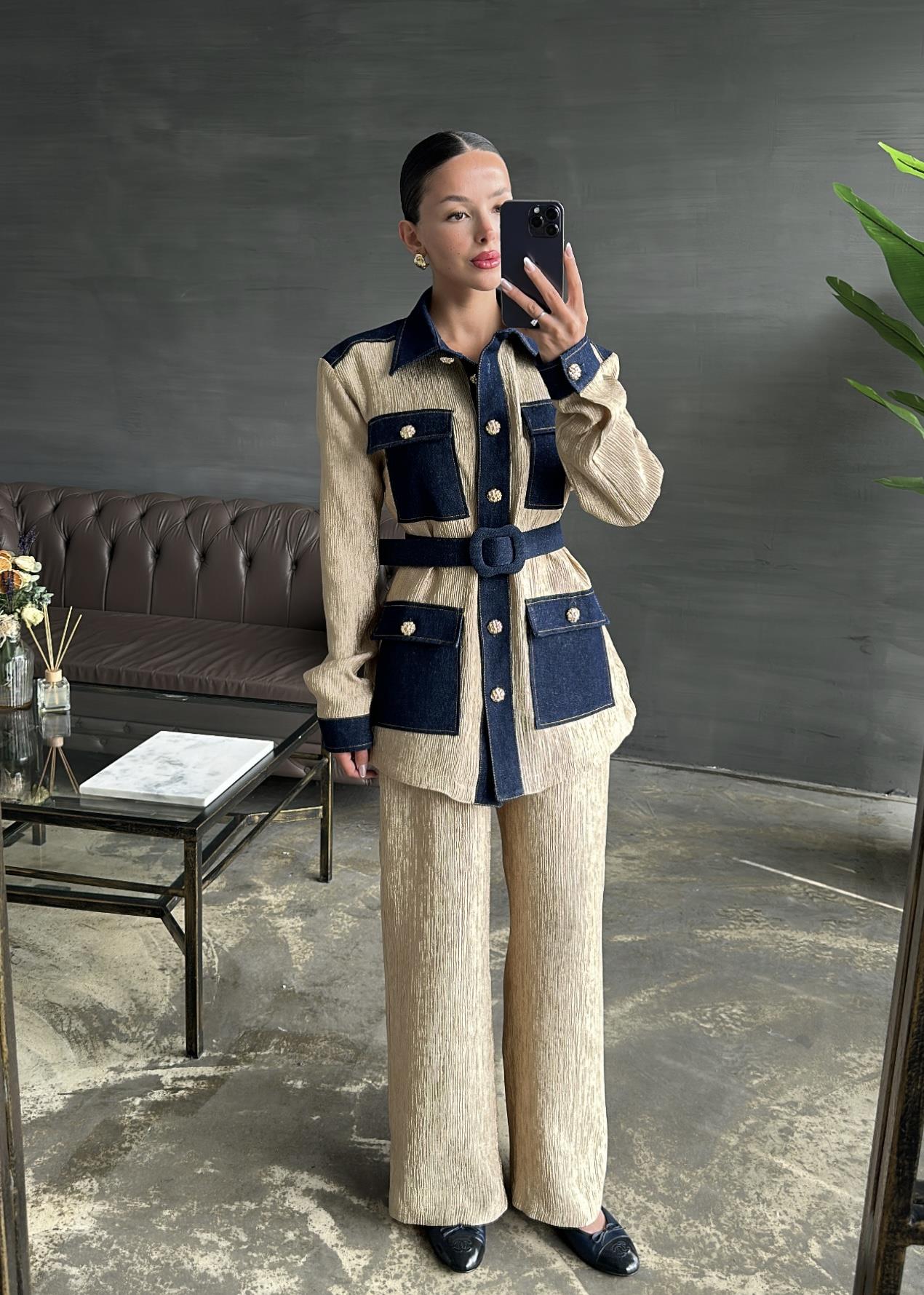Jakarlı Denim Detaylı Kemerli Takım